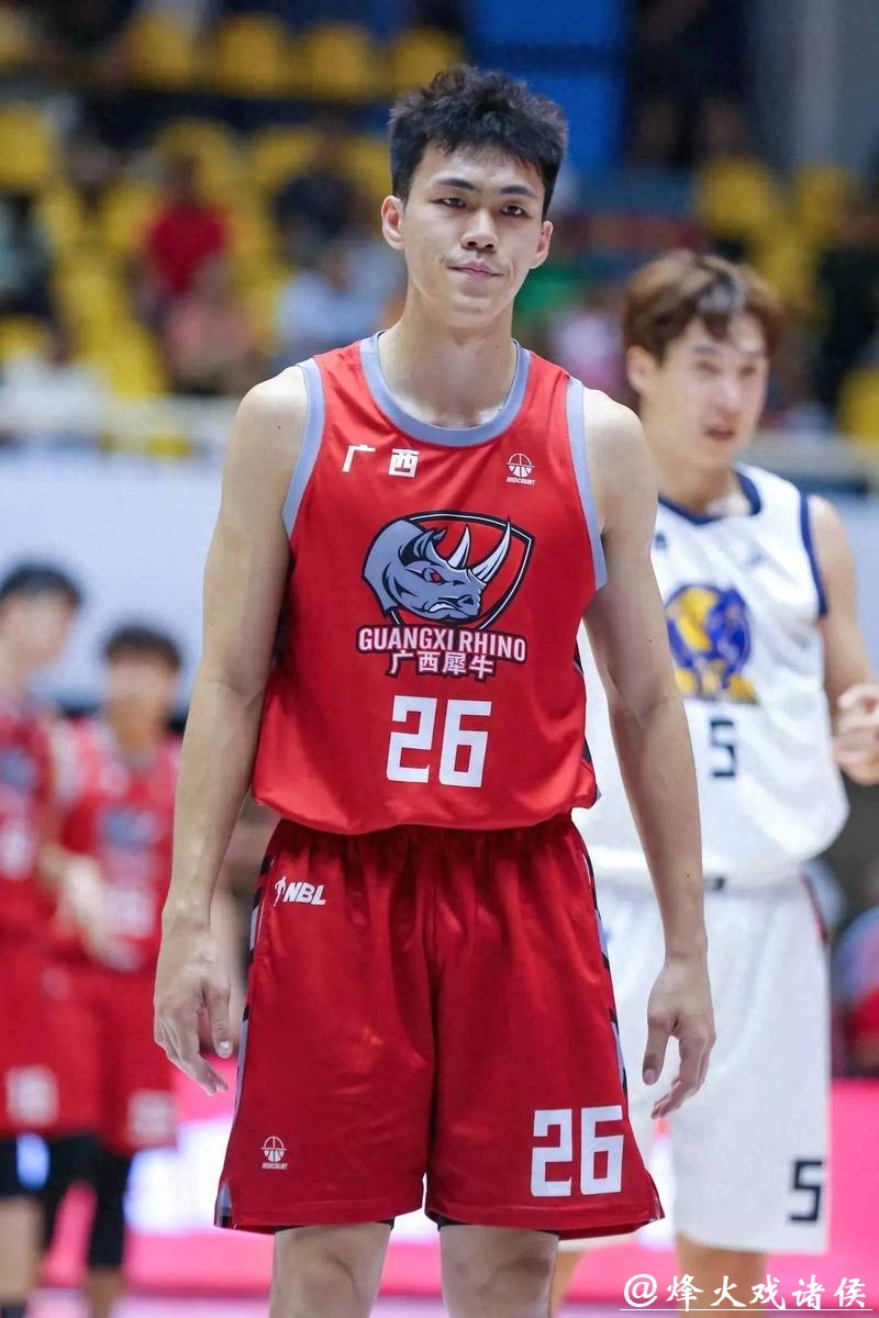 庞峥麟崛起打破外援垄断,场均二十二分投篮六成多,打脸老将胡明轩;年轻新秀靠实力撞击国家队,经验丰富老将还能坐稳控卫位置吗? 庞峥麟崛起打破外援垄断,场均二十二分投篮六成多,打脸老将胡明轩;年轻新秀靠实力撞击国家队,经验丰富老将还能坐稳控卫位置吗?