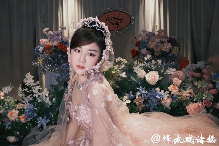 32 岁陈梦生日晒花系写真,全红婵高调应援,青岛亮灯送祝福 32 岁陈梦生日晒花系写真,全红婵高调应援,青岛亮灯送祝福