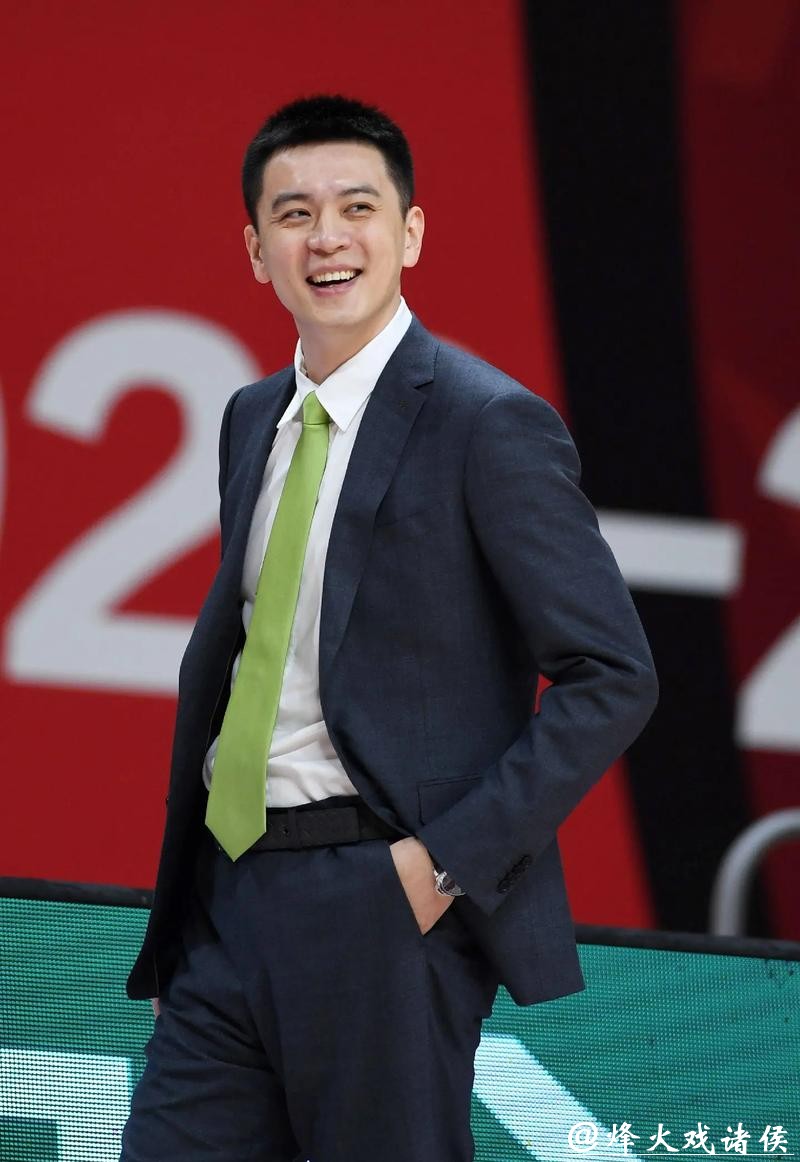 CBA最帅的教练也下课了！辽宁男篮宣布杨鸣因个人身体原因辞职